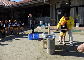 昔ながらの道具で、一緒にお餅つきをしました